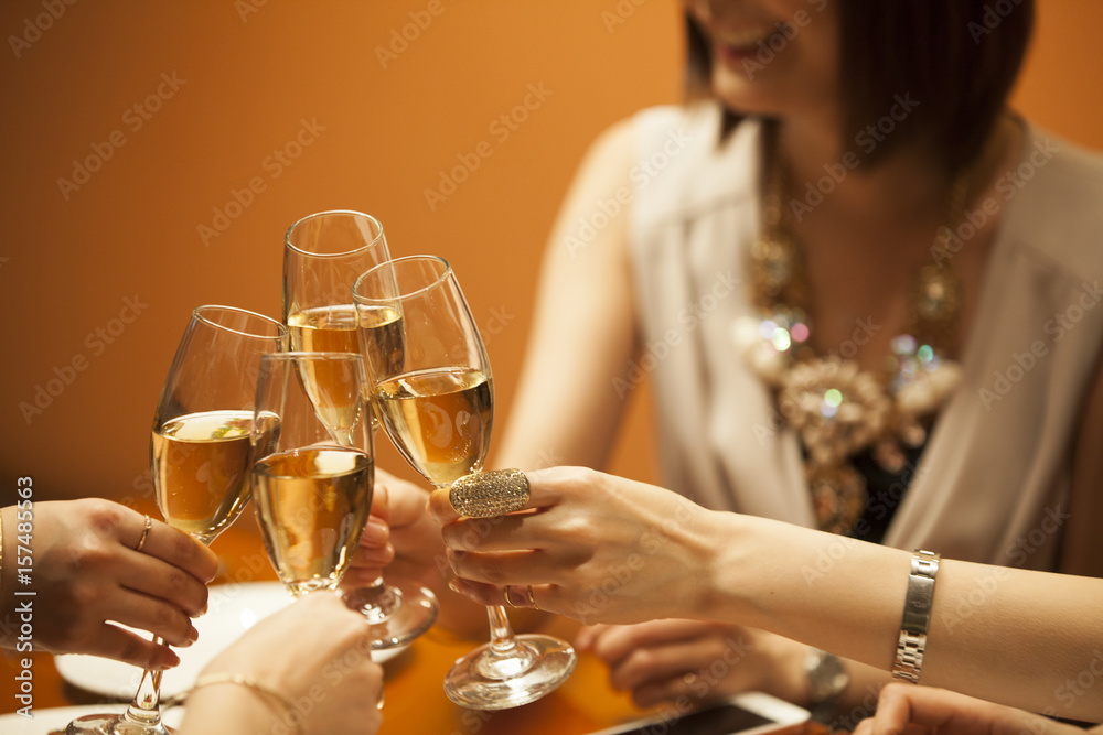女人们在一家豪华餐厅喝香槟