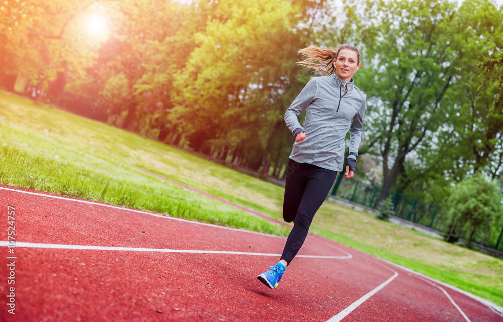 运动型女性在跑道上奔跑，健康的生活方式