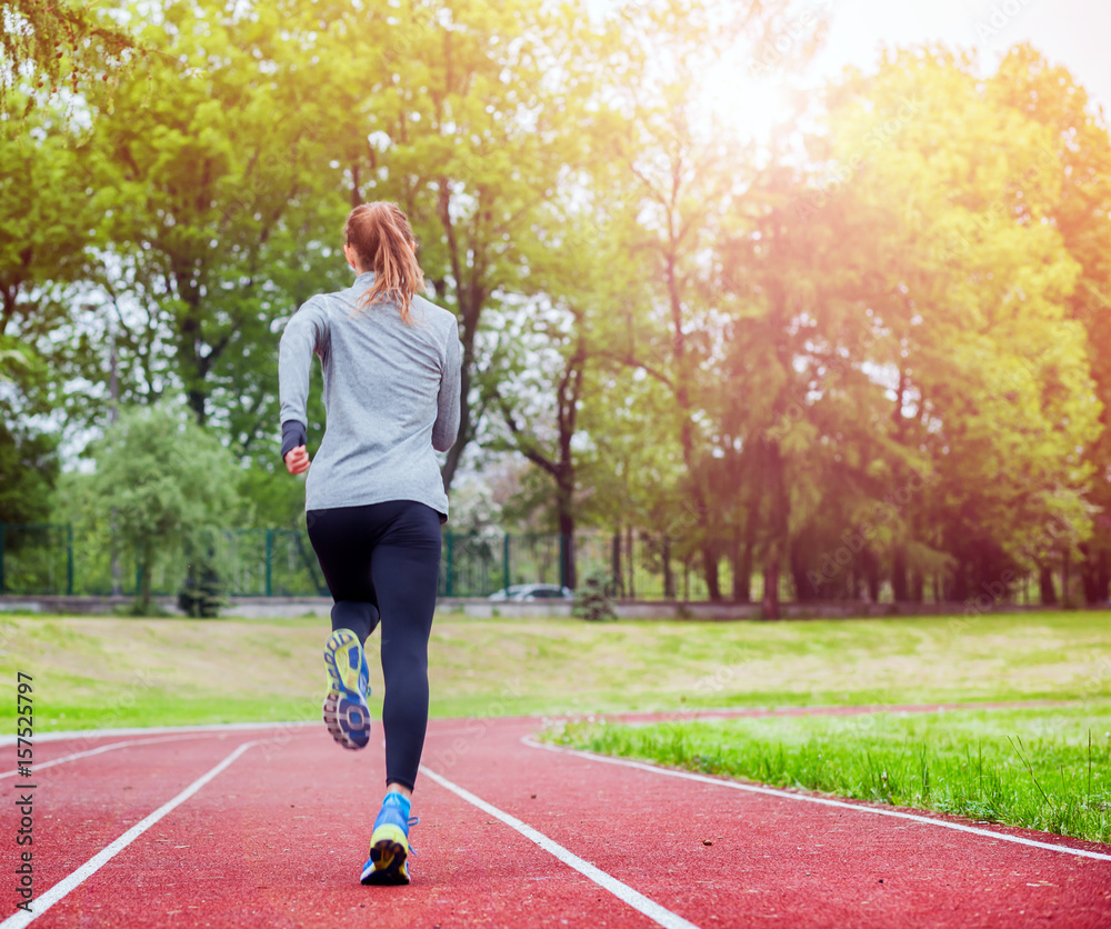 运动型女性在赛道上跑步，背部视野健康，生活方式健康