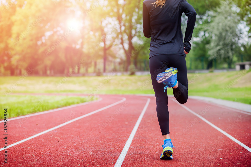 运动型女性在赛道上跑步，背部视角，健康生活方式