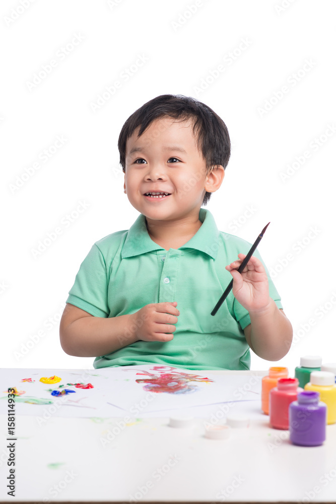 快乐的亚洲男孩用水彩画的肖像