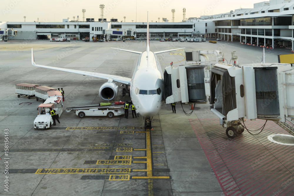 飞机在机场航站楼门口准备起飞。现代国际机场。