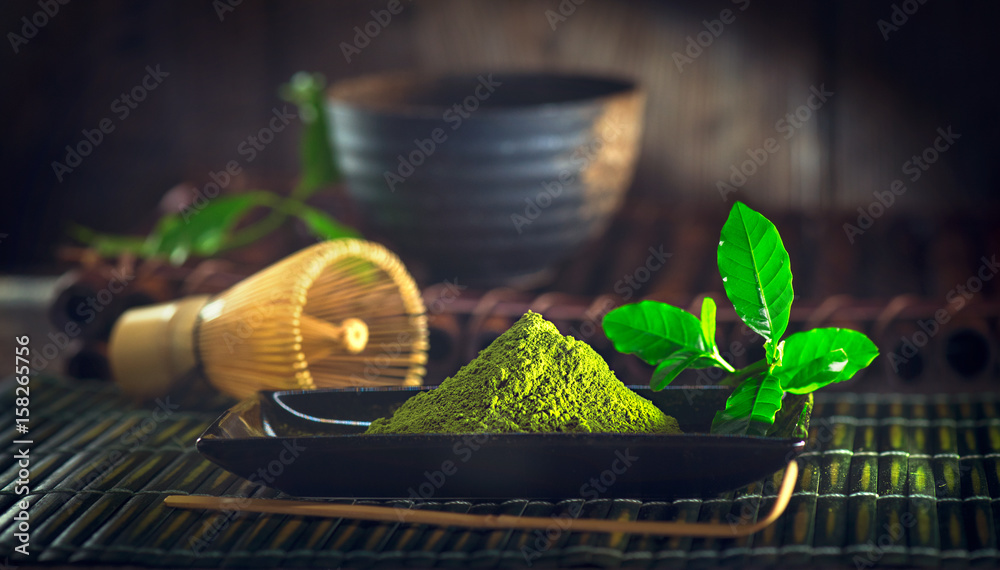 抹茶茶粉。有机绿色抹茶茶道