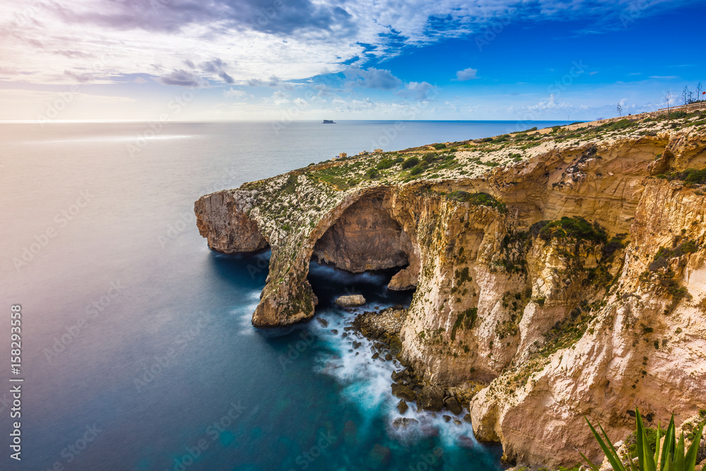马耳他-著名的蓝色石窟拱门