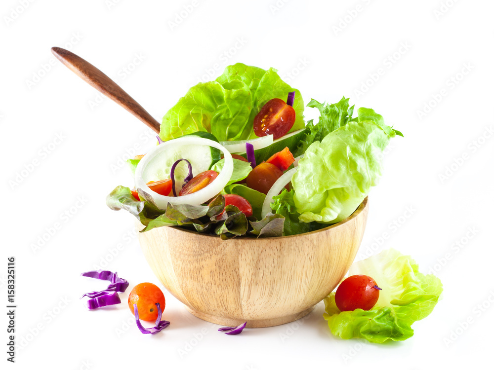 白色隔离木碗中的蔬菜沙拉