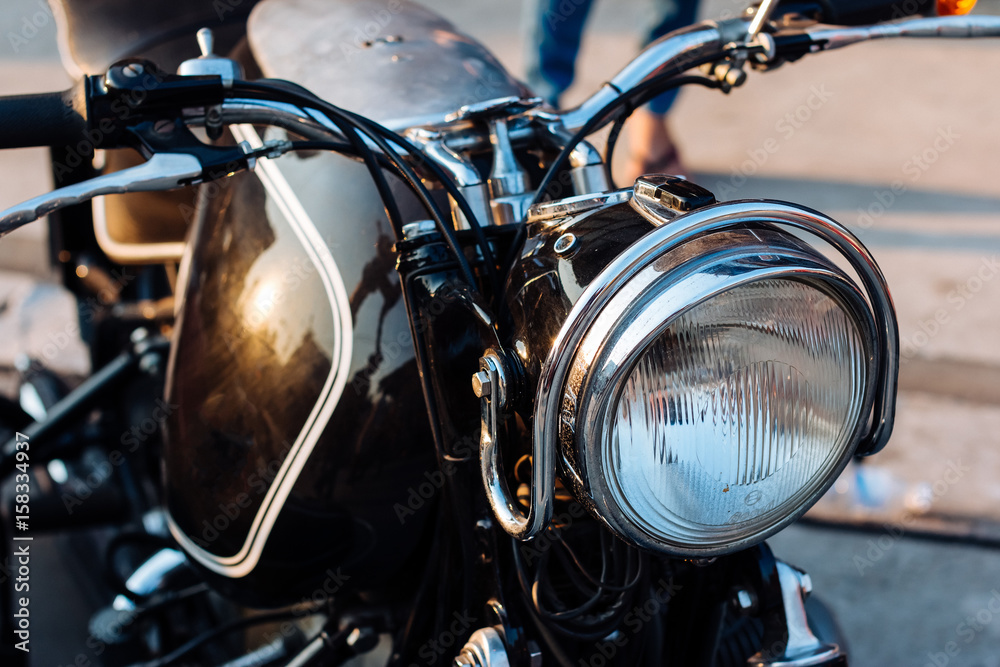 复古摩托车前照灯的特写。