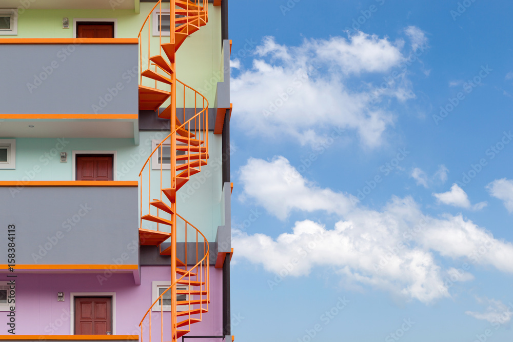 现代公寓生活楼的螺旋楼梯。