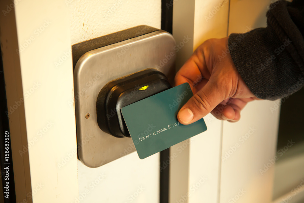 旅客用塑料钥匙卡打开酒店房门