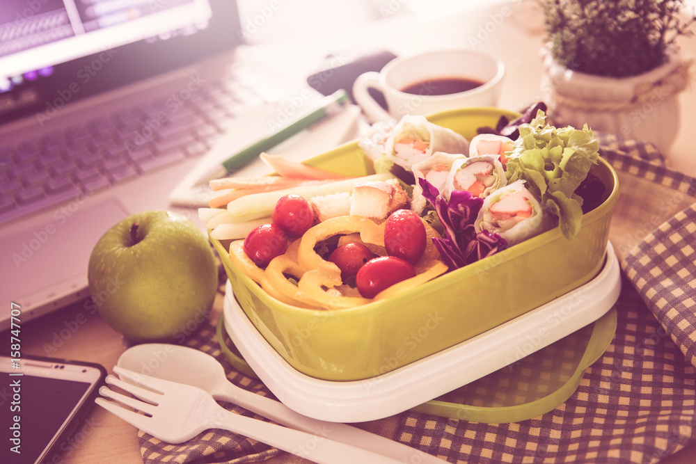关闭办公桌工作场所的绿色午餐盒，养成健康饮食、清洁饮食的习惯