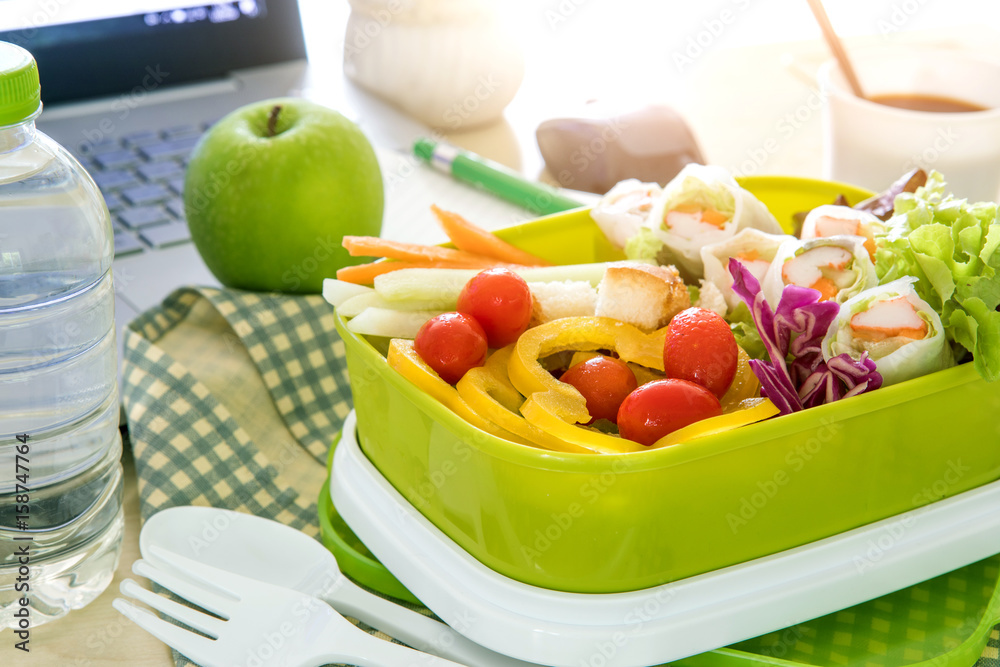 关闭办公桌工作场所的绿色午餐盒，养成健康饮食、清洁饮食的习惯
