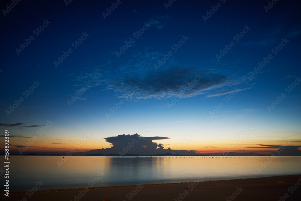 马来西亚拉瓦岛海滩上令人惊叹的日落。