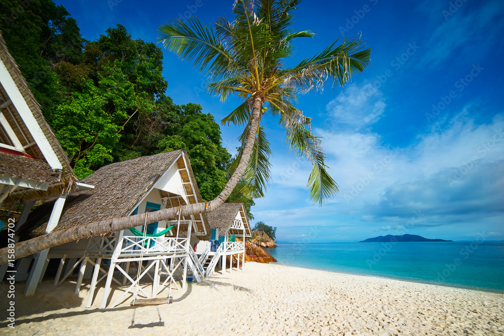 阳光明媚的拉瓦海滩，世界著名的目的地，美丽的天气和田园诗般的热带岛屿。