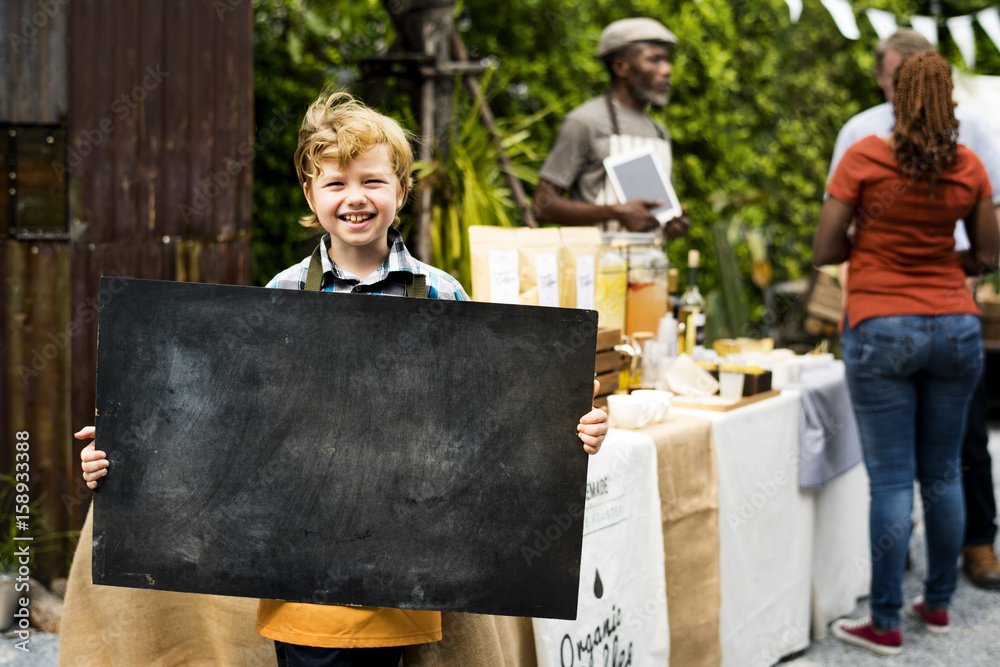 农贸市场节上男孩拿着文案黑板