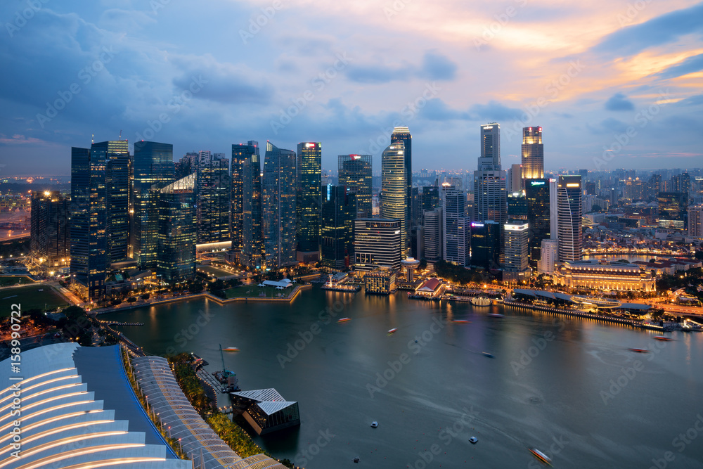 新加坡商业区天际线全景和新加坡滨海湾摩天大楼之夜