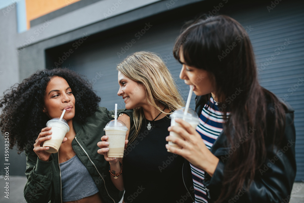 一群女性朋友在户外喝冰咖啡