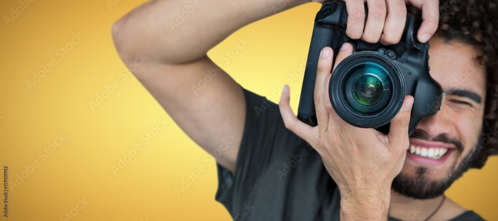 微笑的男性摄影师拍照合成图