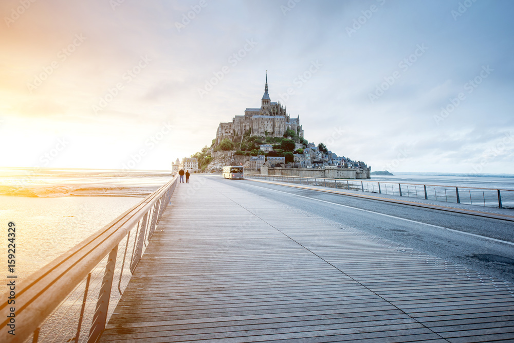 法国著名的圣米歇尔山修道院日落景观，潮汐期间有桥