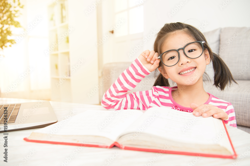 微笑的女孩拿着眼镜看书