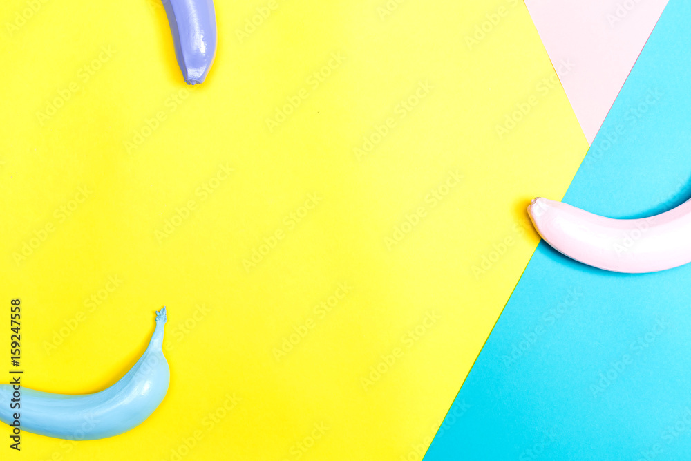 分色调背景上的彩绘香蕉