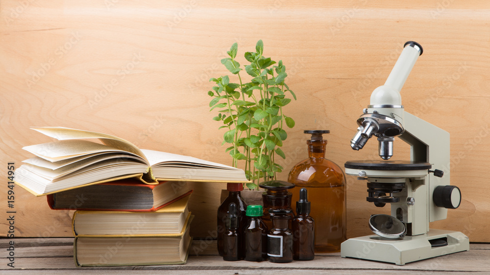 医学教育理念——显微镜、书籍和药瓶