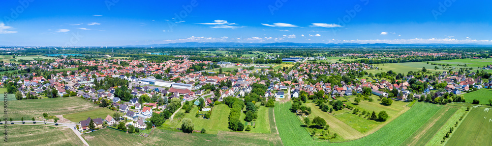 法国大东部斯特拉斯堡附近村庄Eschau的空中全景