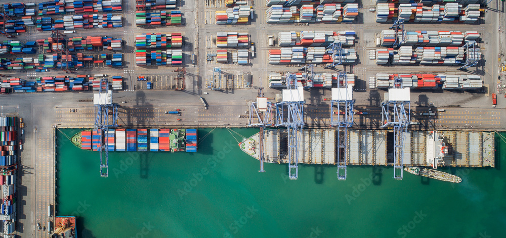 集装箱箱通过起重机装载，新加坡港口物流船，运输，交付和