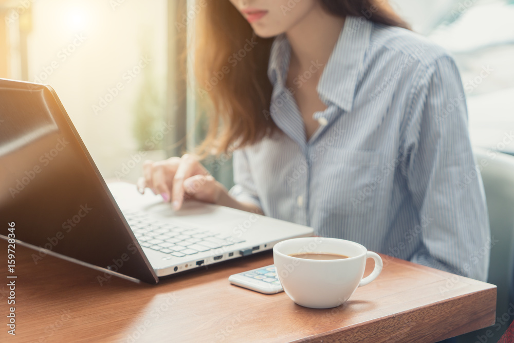 女人在咖啡休息时用笔记本电脑，双手合十