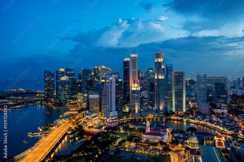 新加坡滨海湾夜晚的新加坡商业区天际线。