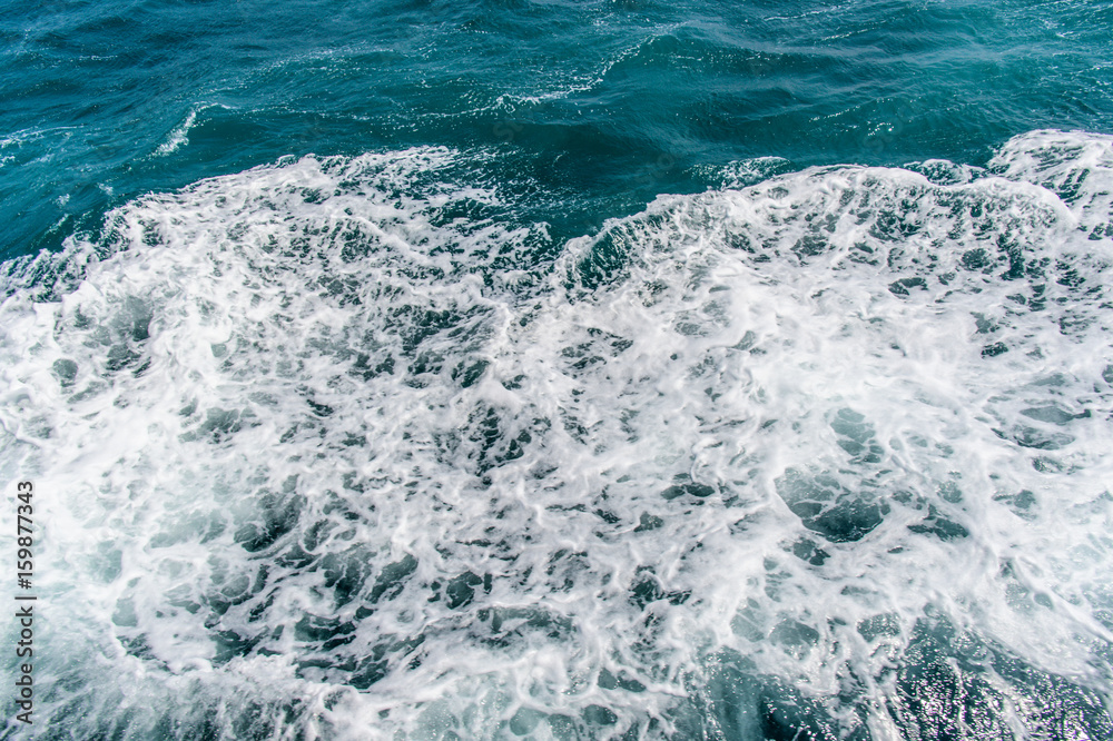 深蓝色暴风雨海面，白色泡沫和波浪图案，背景照片纹理
