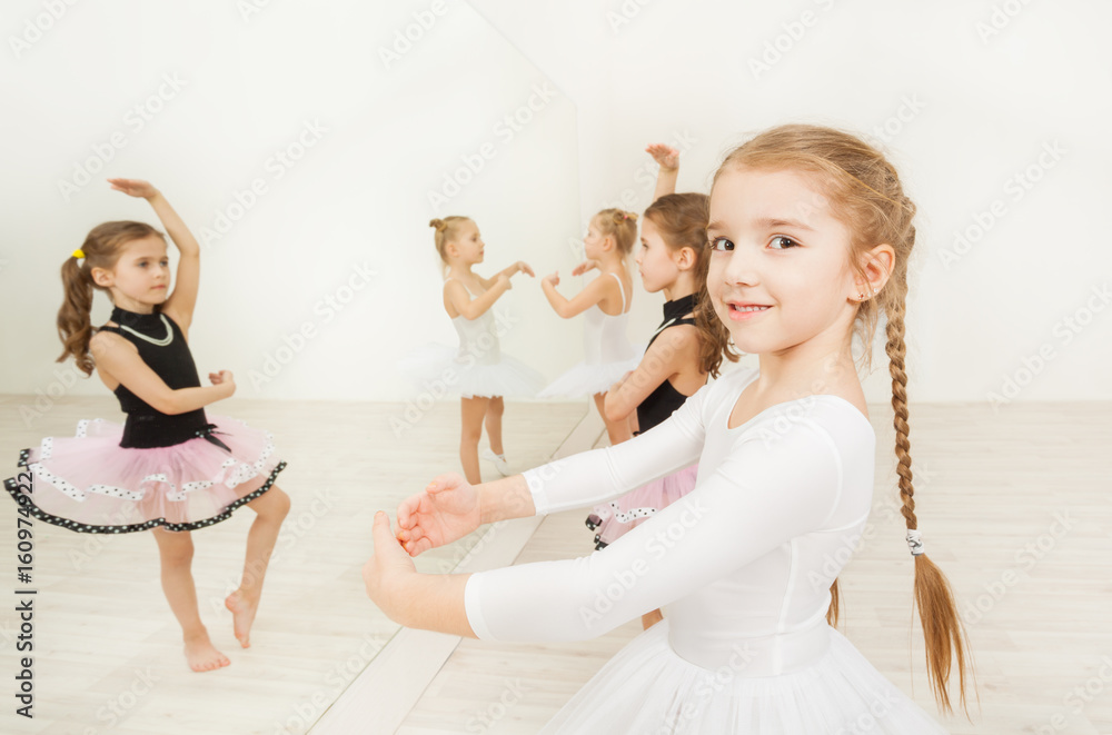 小女孩在轻芭蕾课上做练习