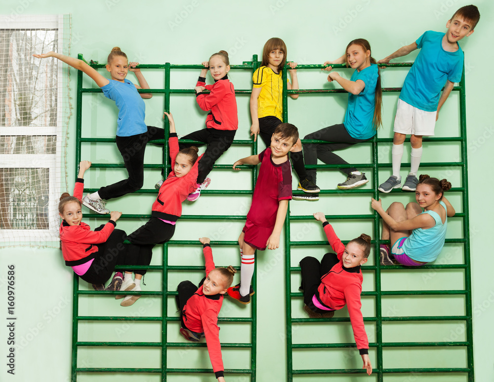 运动型孩子在壁挂式健身梯上玩得很开心