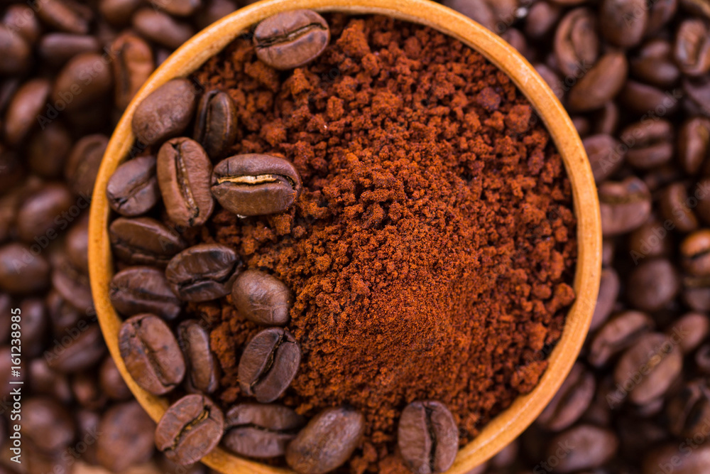 烤棕色咖啡豆和咖啡粉