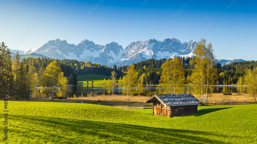 Idyllic alpine scenery, cabin in front of snowy mountains, Kitzbühel, Tyrol, Austria