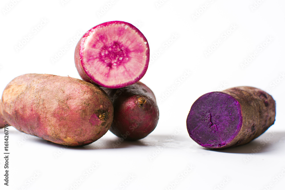 在白色背景下分离的紫色土豆，