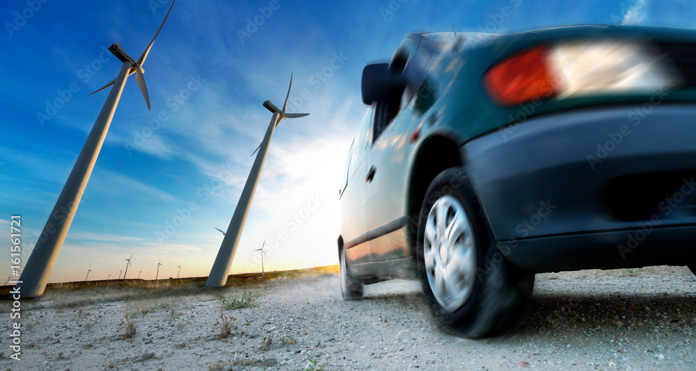 电动汽车和可再生能源概念行业。风力发电厂和轮胎汽车细节。电力a