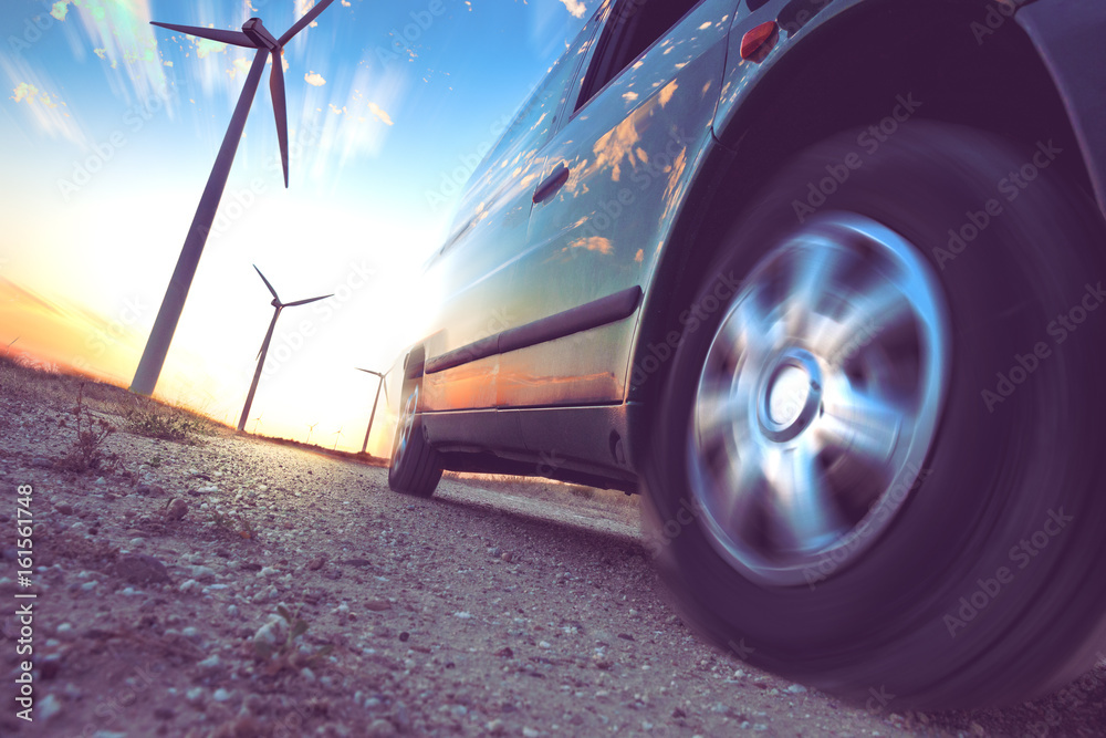 电动汽车和可再生能源概念行业。风力发电厂和轮胎汽车细节。电力a