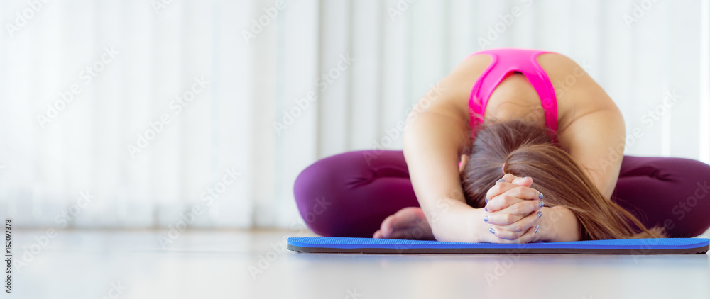 年轻女性锻炼伸展背部瑜伽姿势