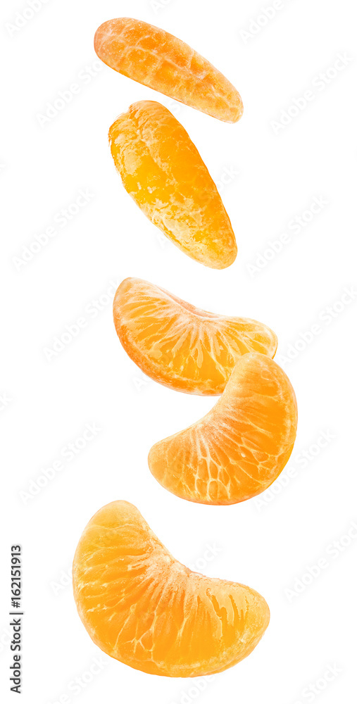 分离的掉落的橙色片段。空气中的五片去皮的橙色或橙色水果被隔离