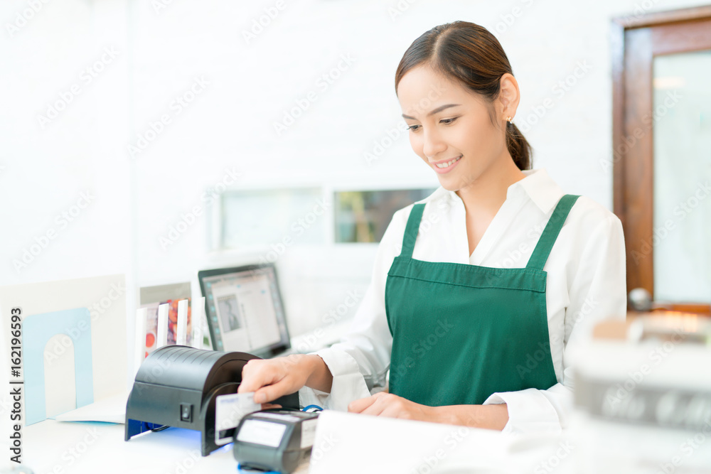 咖啡师正在他的餐厅煮咖啡。她开了一家咖啡店。她在刷信用卡。在哪里