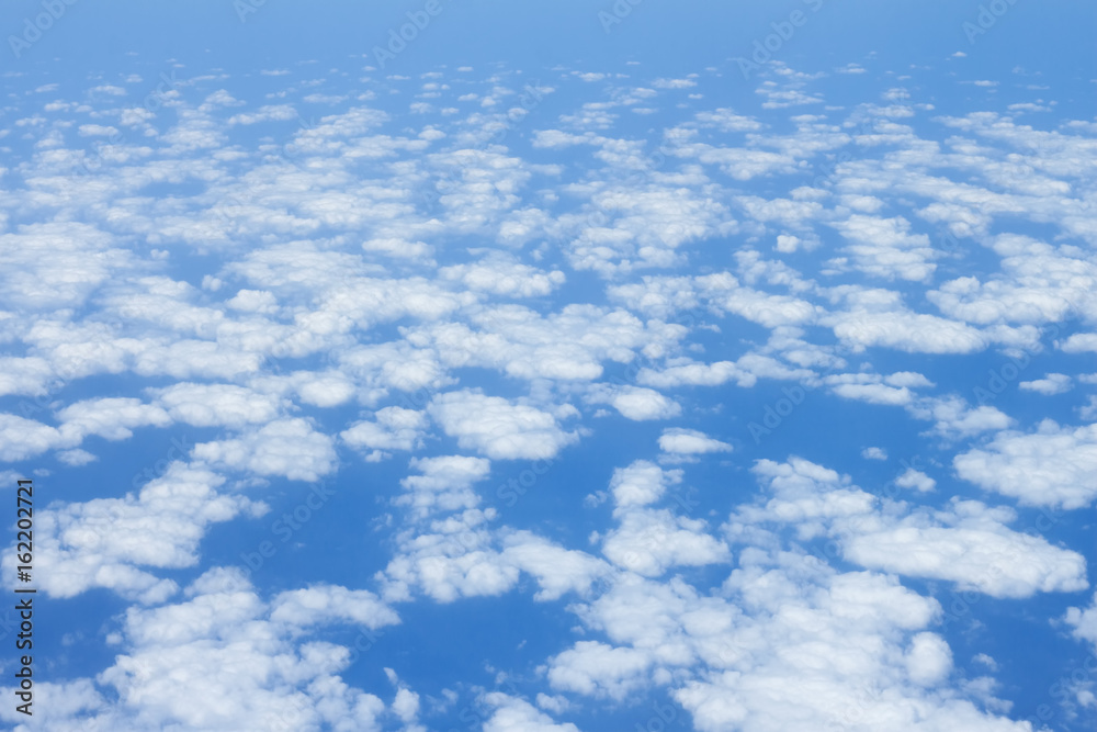 飞机窗外蓝天背景下的云景