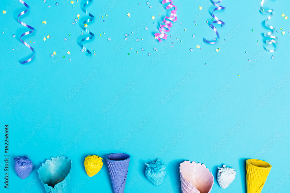 蓝色和紫色派对主题，带飘带和冰淇淋筒