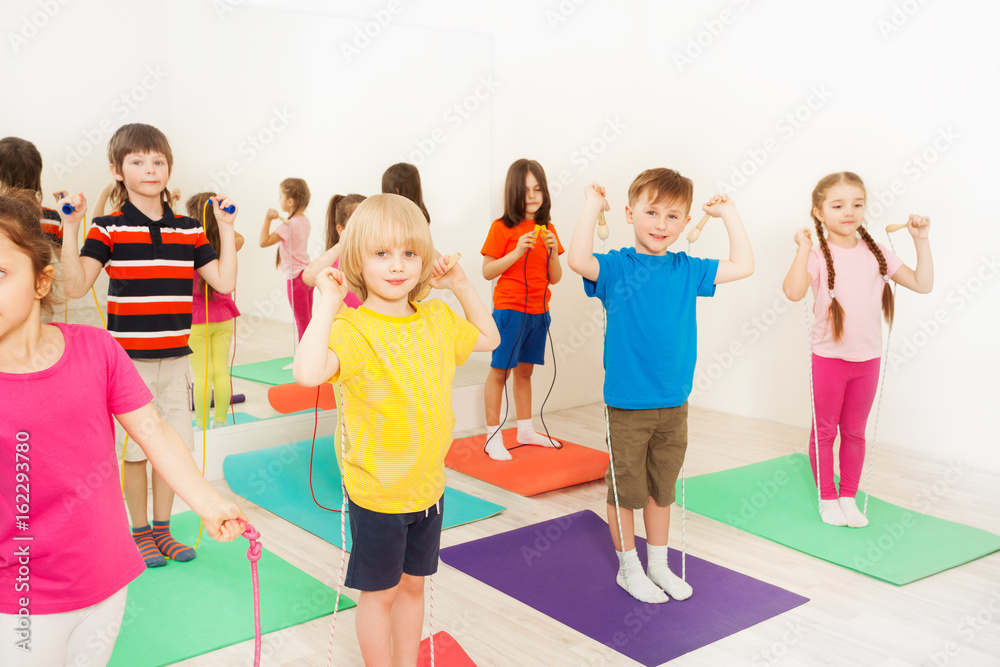 孩子们在健身课上跳跳绳