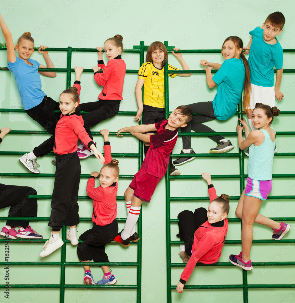 快乐的孩子们在壁挂式健身梯上锻炼