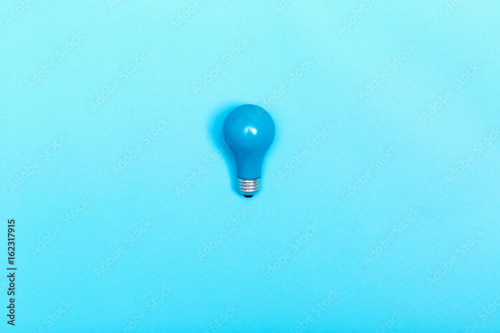 充满活力的背景上涂有蓝色的灯泡