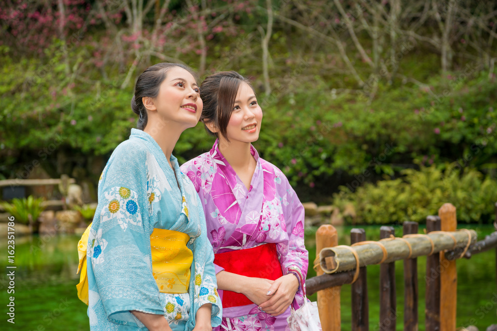 快乐的亚洲女孩观光樱花