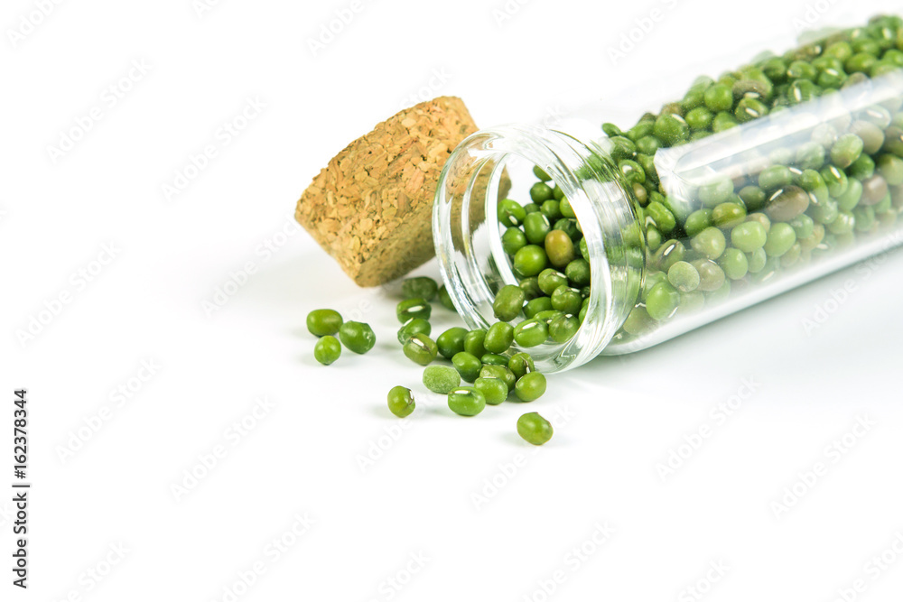 白底玻璃瓶中的绿色绿豆特写