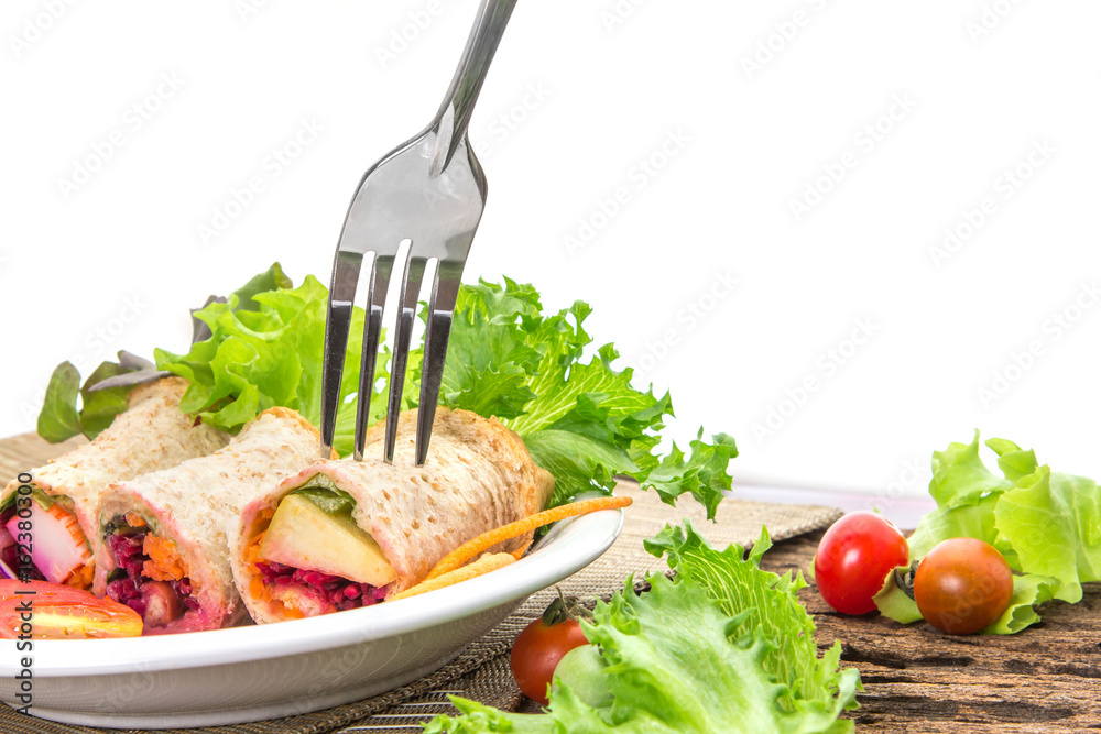 新鲜全麦面包，盘子里有蔬菜和水果，健康清洁的食品概念