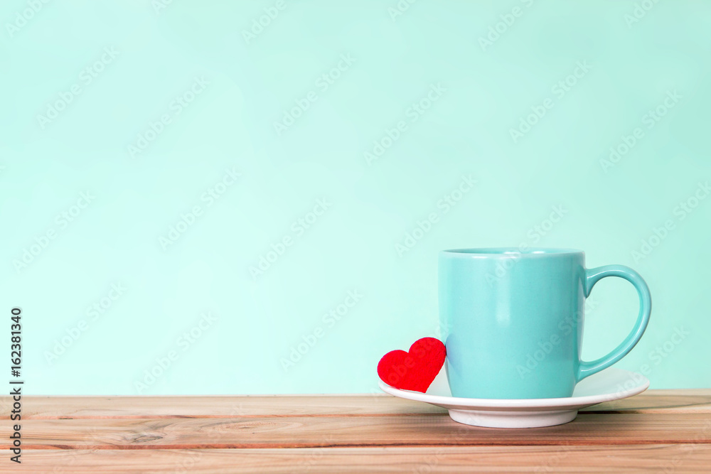 木桌上红色心形咖啡杯，浪漫与爱情情人节背景con