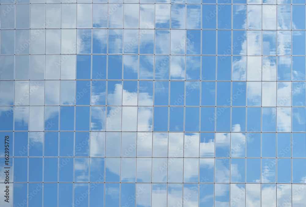 商业建筑玻璃中的多云天空反射