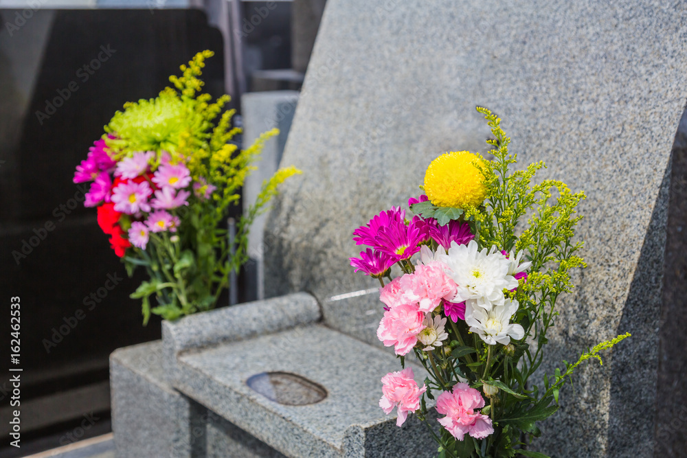 お墓と花